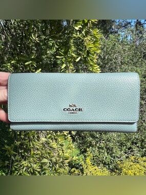 COACH VINTAGE Trifold Wallet Blue Pebble Leather with Gold Hardware AUTHENTIC